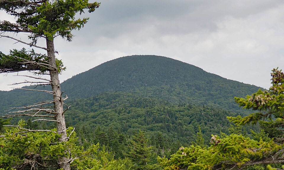 Le Round Top vu depuis les abords du lac Mohawk dans les monts Sutton